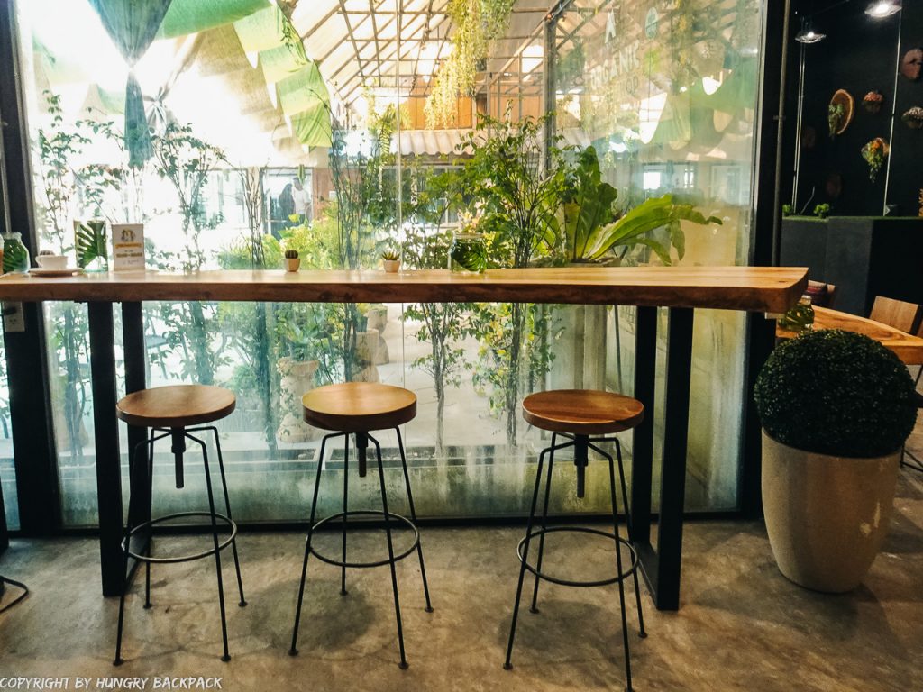 Cafes to work from_chiang mai_Santitham_MDL_inside AC room high chairs