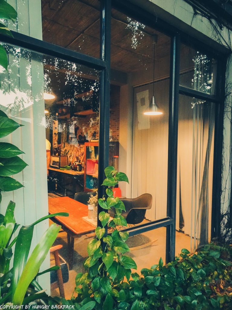 Cafes to work from_chiang mai_Santitham_Ombra Caffe outside
