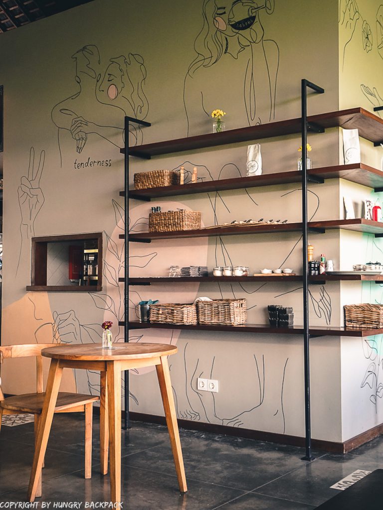 work-friendly cafes Canggu_Cinta Cafe_wall art