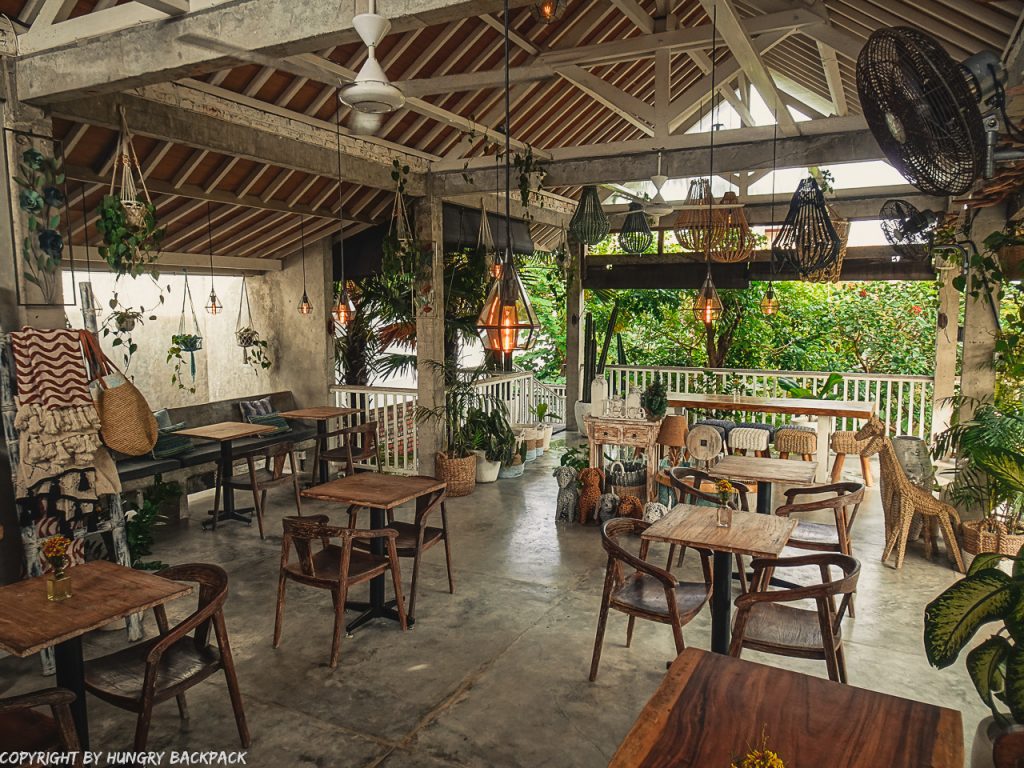 work-friendly cafes Canggu_mocca cafe_upstairs decor