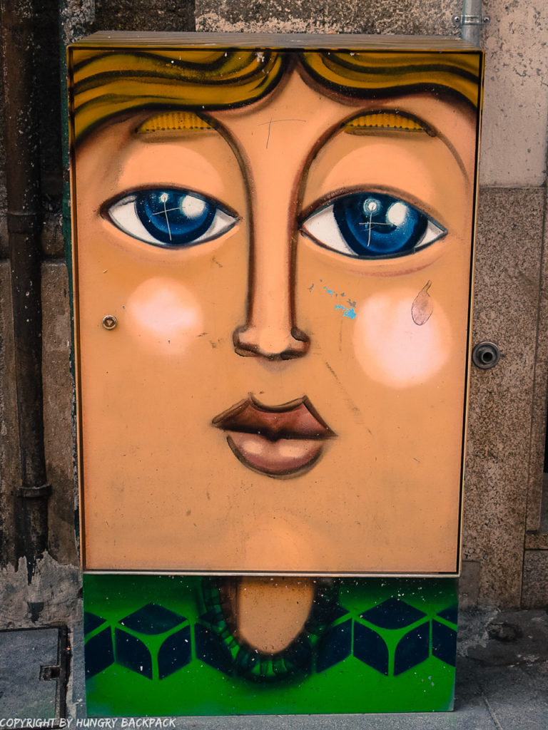 Porto street art_Rua das Flores_electrical box_blond girl