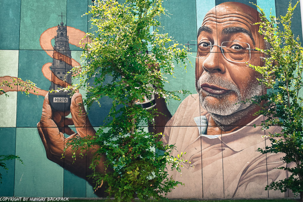 Porto street art_Trinidade_Mr Dheo holding Clérigos Tower